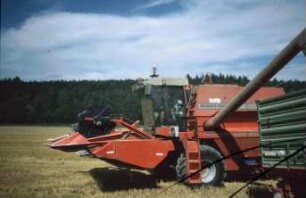 Fotografie: Erntetechnik, Mähdrescher selbstfahrend, Korntank, Globales Positionierungssystem (GNSS)