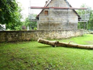 Obenburg-Rechteckchor (romanisch gegründet) von Osten über Kirchhofmauer in Übersicht