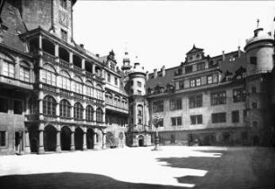 Dresden, ehem. Residenzschloss; Großer Schlosshof: links der dem Hausmannsturm vorgelagerte 4-geschossige Altan; hinten der Ostflügel; Vogt, Caspar