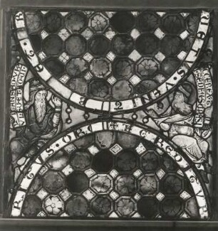 Erfurt. Barfüßerkirche. Chor. Farbige Glasfenster (nach der Restaurierung 1960). Südostfenster, Mittelbahn, Zeile 10: Zwei sitzende Propheten. Gesamtaufnahme (Höhe 78 cm, spätromanisch). Teppichmuster der Halbkreise (gotisch)