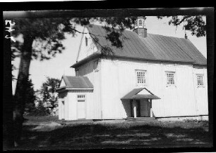 Seitansicht einer Holzkirche