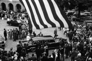 Freiburg: Ankunft am Rathausplatz, Vordergrund lib. Flagge