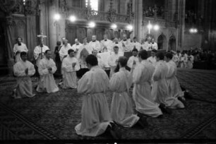 Freiburg: Priesterweihe im Münster, Priester segnen Diakone reihum