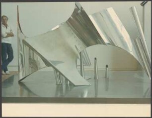 Aufnahme von Bernhard Heiliger neben seiner Arbeit „Flugmotiv“ stehend