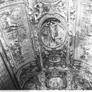 Dekoration mit Triumphzügen, Allegorien und heraldischen Motiven