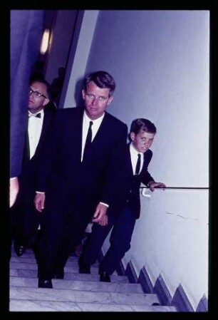 Kennedy URANIA/ Kennedy auf Treppe