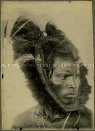 Kopfstudie eines Massai mit Kopfschmuck in der Halbfrontalen von rechts