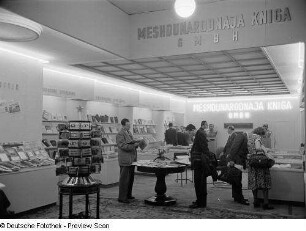 Fachbesucher am Messestand der Meshdunarodnaja Kniga GmbH