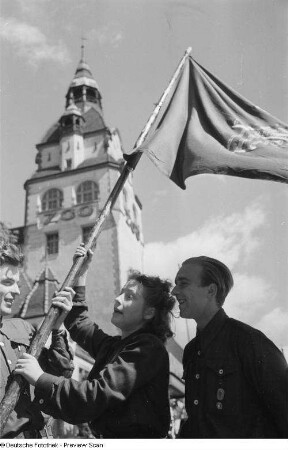 Jugendliche mit Pionierflagge vor dem Eingang zu Kongreßhalle