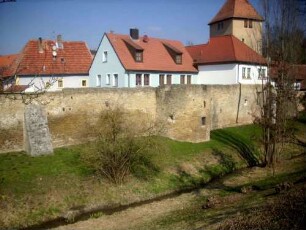 Stadtbefestigung (Süd) - Stadtmauer mit Wehrturm (Halbschalenturm) und Schießscharten sowie Stadtgraben im Verlauf zum Stadttor (Pesttor mit Zentturm)