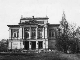 Beschädigtes Gewandhaus im Musikviertel