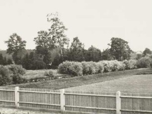 Niederschindmaas, Mühle : Mühlgraben der Mühle Niederschindmaas, Blickrichtung stromaufwärts, oberhalb der Mühle. Gartenzaun, Weidefläche und Wäldchen