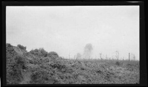 Sailly-Saillisel (Dep. Somme, Frankreich): "Sailly-Saillisel unter Feuer. Somme 1916") (Blick aus einer Erdsenke)