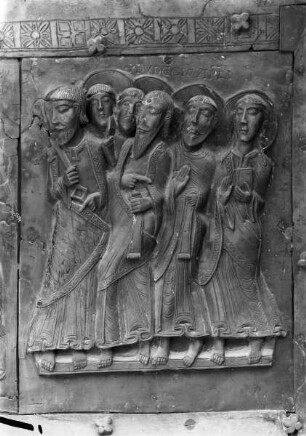 Bronzetür — Linker Flügel mit Darstellungen aus dem Alten und Neuen Testament — 1. Reihe von oben: Christus mit Aposteln und Maria — Apostelgruppe, angeführt von Petrus