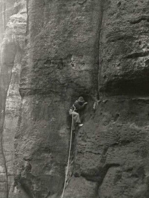 Sächsische Schweiz. Schrammsteine, Westlicher Schrammturm. Seilschaft G. Weise und Karlheinz Gonda am Südwest-(Rost-)Weg. (VIIc)