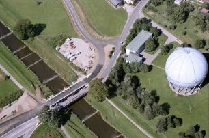 Freiburg: Dreisam, Behelfsbrücke mit Gaskugel