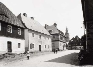 Geising, Hauptstraße : Geising. Hauptstraße mit Restaurant "Zur guten Quelle" und Rathaus. Blick gegen den Turm der Stadtkirche