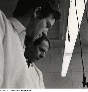 Portraitserie Karlheinz Stockhausen : Stockhausen, Karlheinz (1928.08.22 Mödrath/Kerpen - 2007.12.05 Kürten-Kettenberg), Komponist. Aufnahme im Studio für elektronische Musik des Westdeutschen Rundfunks Köln (WDR), links Studioleiter und Komponist David Johnson (1940-1921)