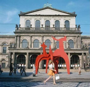 Hannover. Opernhaus. Im Vordergrund Ausstellungsplastik