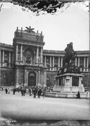 Wien. Wiener Hofburg. Neue Burg (1881-1913, Gottfried Semper und Karl Freiherr von Hasenauer) am Heldenplatz mit dem vorspringenden Portalbau und Denkmal für Prinz Eugen von Savoyen (1853-1859, Fernkorn). Ansicht von Norden