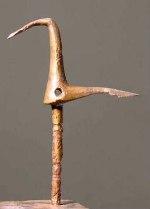 "Unbestimmbares Gerät eigentümlicher Form. ..." Geometrische Nadel mit stilisiertem Vogel