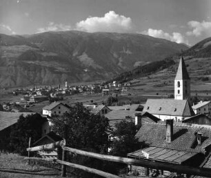 Tartsch. Ortsteilansicht gegen das Dorf Mals