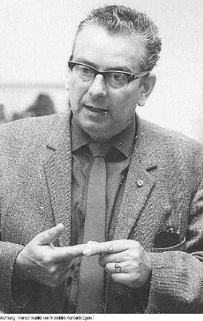 Paul Michaelis, Kunstmaler und Hochschullehrer in Dresden, während seiner Arbeit und im Gespräch mit dem Generaldirektor der Dresdner Museen, Max Seydewitz, 1962