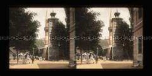 Straße in Travnik mit Moschee, Uhrenturm (Sahat Kula) und Passanten