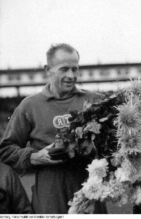 Dresden. Emil Zátopek (Bildmitte?), Olympiasieger im Marathonlauf 1952 in Helsinki, in Dresden zu Wettkämpfen in der Leichtathletik im Rudolf-Harbig-Stadion, Oktober 1950