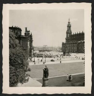 Dresden, Theaterplatz : Dresden-Altstadt. Blick über den Theaterplatz mit Semperoper und Katholischer Hofkirche