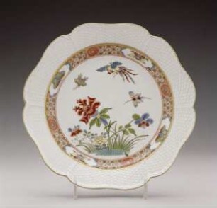 Teller mit fliegendem Hahn, Schmetterlingen und Blumen