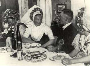 Niedersorbische Hochzeitstracht : Kleidung - niedersorbische Tracht. Ort: Delnja Łužica / Niederlausitz. Niedersorbische Hochzeitstracht (beim Hochzeitsmahl).