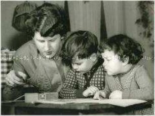 Mutter spielt mir ihren Kindern