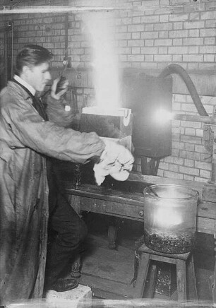 Elektrischer Ofen, geöffnet, nach einer Erhitzung : Technikgeschichte | Industrie und Technik | Fabrikanlagen