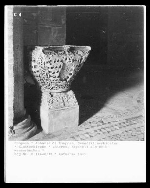 Weihwasserbecken aus byzantinischem Kapitell