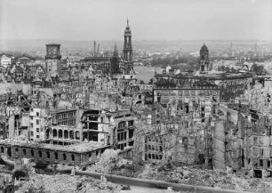 Dresden. Blick vom Rathausturm nach Nordwesten : Dresden. Blick vom Rathausturm nach Nordwesten (elbabwärts) auf Residenzschloss, Katholische Hofkirche, Ständehaus und Moritzstraße