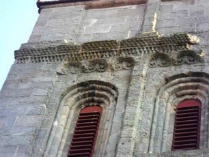 St. Salvator - Nordturm von Norden-Gesims vom zweiten- zum dritten Obergegschoß mit Rundbogenfries und Ornamentik