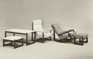 Beistelltisch, Couchtisch, Hochlehnsessel und Schaukelsessel mit Fußhocker : Leipziger Herbstmesse, 1977. Gesamtprogramm des VEB Polstermöbel Unterweid (1977). Beistelltisch, Couchtisch, Hochlehnsessel und Schaukelsessel mit Fußhocker