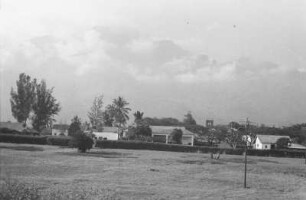 Stadtansicht : Blick über ein Feld hin zu der Stadt Morogoro.