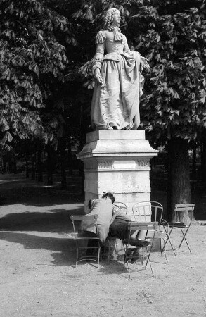 Paris: Liebespaar vor Denkmal