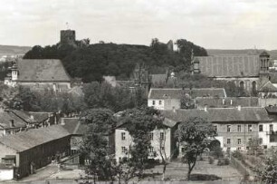 Vilnius. Schloßberg mit Burgruine, vom Garten der Missionarskirche aus