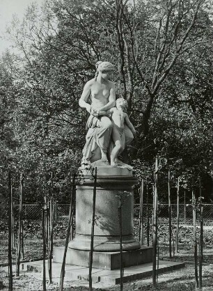 Venus, Amor die Flügel beschneidend : Venus, Amor die Flügel beschneidend. Marmor (1886; H. Bäumer). Dresden-Altstadt, Bürgerwiese