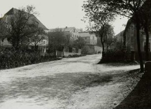 Dorfstraße mit Gehöften