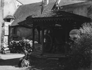 Brunnen : Junge vor einem Brunnen