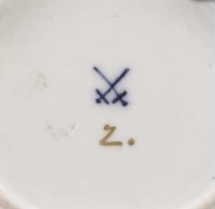 Doppelhenkelbecher mit Deckel und Unterschale — Porzellanmarke
