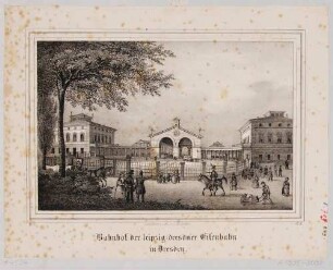 Der Kopfbau des Leipziger Bahnhofes zwischen der Leipziger Straße und Eisenbahnstraße in Dresden-Neustadt, 1839 eingeweiht, Blick nach Norden