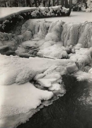 Schnee- und Eisbildungen an einem Wasserlauf, vermutlich Talsperre Malter