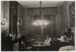 Maggy Salomon mit Sohn Dirk in der Wohnung in Den Haag