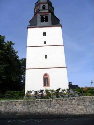 Evangelische Kirche - Kirchturm (Spätgotische Gründung um Jahr 1500 als Chorturm mit Turmchor) von Osten mit Maßwerkfenstern im Turmchor sowie Schlitzscharten über Kirchhofmauer