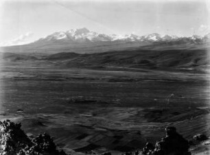 Panorama eines Tals in den Anden : Panoramabild. Aufgenommen nahe dem Cerro de Peñas. Unten im Tal Kulturlandschaft mit Landwirtschaft.